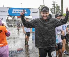 Na manhã deste domingo (16), apesar da chuva, a movimentação foi intensa não de carga, mas de pessoas, no cais do Porto de Paranaguá. Uma prova inédita, a primeira Corrida do Porto reuniu mais de mil atletas, em quatro diferentes modalidades.