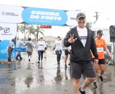 Na manhã deste domingo (16), apesar da chuva, a movimentação foi intensa não de carga, mas de pessoas, no cais do Porto de Paranaguá. Uma prova inédita, a primeira Corrida do Porto reuniu mais de mil atletas, em quatro diferentes modalidades.