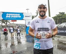 Na manhã deste domingo (16), apesar da chuva, a movimentação foi intensa não de carga, mas de pessoas, no cais do Porto de Paranaguá. Uma prova inédita, a primeira Corrida do Porto reuniu mais de mil atletas, em quatro diferentes modalidades.