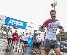 Na manhã deste domingo (16), apesar da chuva, a movimentação foi intensa não de carga, mas de pessoas, no cais do Porto de Paranaguá. Uma prova inédita, a primeira Corrida do Porto reuniu mais de mil atletas, em quatro diferentes modalidades.