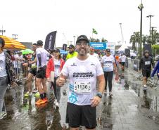 Na manhã deste domingo (16), apesar da chuva, a movimentação foi intensa não de carga, mas de pessoas, no cais do Porto de Paranaguá. Uma prova inédita, a primeira Corrida do Porto reuniu mais de mil atletas, em quatro diferentes modalidades.