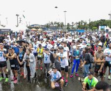 Na manhã deste domingo (16), apesar da chuva, a movimentação foi intensa não de carga, mas de pessoas, no cais do Porto de Paranaguá. Uma prova inédita, a primeira Corrida do Porto reuniu mais de mil atletas, em quatro diferentes modalidades.