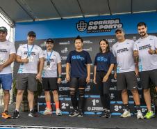 Na manhã deste domingo (16), apesar da chuva, a movimentação foi intensa não de carga, mas de pessoas, no cais do Porto de Paranaguá. Uma prova inédita, a primeira Corrida do Porto reuniu mais de mil atletas, em quatro diferentes modalidades.