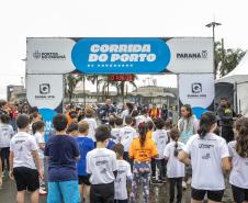 Na manhã deste domingo (16), apesar da chuva, a movimentação foi intensa não de carga, mas de pessoas, no cais do Porto de Paranaguá. Uma prova inédita, a primeira Corrida do Porto reuniu mais de mil atletas, em quatro diferentes modalidades.