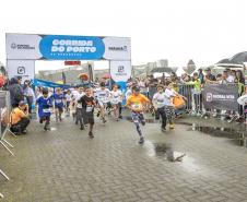 Na manhã deste domingo (16), apesar da chuva, a movimentação foi intensa não de carga, mas de pessoas, no cais do Porto de Paranaguá. Uma prova inédita, a primeira Corrida do Porto reuniu mais de mil atletas, em quatro diferentes modalidades.