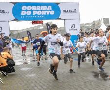 Na manhã deste domingo (16), apesar da chuva, a movimentação foi intensa não de carga, mas de pessoas, no cais do Porto de Paranaguá. Uma prova inédita, a primeira Corrida do Porto reuniu mais de mil atletas, em quatro diferentes modalidades.