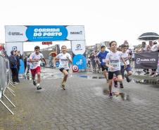 Na manhã deste domingo (16), apesar da chuva, a movimentação foi intensa não de carga, mas de pessoas, no cais do Porto de Paranaguá. Uma prova inédita, a primeira Corrida do Porto reuniu mais de mil atletas, em quatro diferentes modalidades.