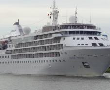 Navio da operadora Silversea Cruises traz a bordo 224 passageiros americanos, britânicos, belgas e alemães. Um grupo segue para Curitiba para descer a Serra do Mar de trem. Outros dois se dividem entre Morretes e Paranaguá.