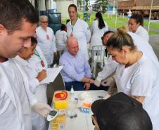 Ação aconteceu no Pátio de Triagem de Paranaguá, com medição de pressão arterial, controle glicêmico e orientações sobre saúde e ergonomia.