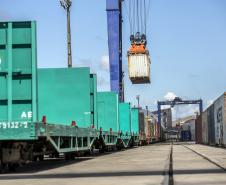 Porto de Paranaguá registra aumento de transporte de cargas por ferrovia em maio