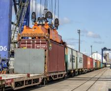 Porto de Paranaguá registra aumento de transporte de cargas por ferrovia em maio