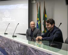 Deputados estaduais visitam o Porto de Paranaguá e homenageiam portuários