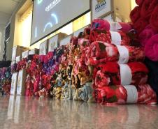 Colaboradores da Portos do Paraná doam cobertores para a campanha Aquece Paraná