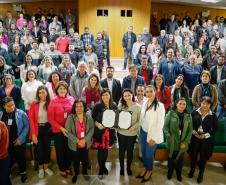 Hoje, a Portos do Paraná fez a entrega oficial das doações de cobertores para a campanha Aquece Paraná, da Secretaria Geral de Ação Solidária (SGAS), do Governo do Estado.   O evento foi na sede do D.E.R. junto com a Secretaria da Infraestrutura e Logística e Nova Ferroeste.  Foram quase 300 cobertores só da Portos do Paraná! Mais de 500 com demais órgãos.  A você, que contribuiu, nosso agradecimento!