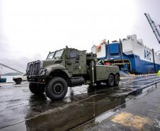 Porto de Paranaguá recebe 20 viaturas blindadas do Exército fabricadas nos EUA