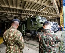 Porto de Paranaguá recebe 20 viaturas blindadas do Exército fabricadas nos EUA