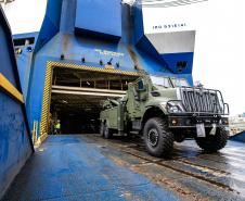 Porto de Paranaguá recebe 20 viaturas blindadas do Exército fabricadas nos EUA