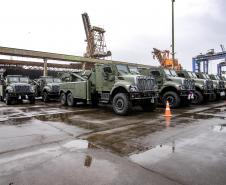 Porto de Paranaguá recebe 20 viaturas blindadas do Exército fabricadas nos EUA