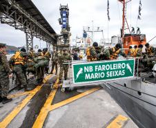 Porto de Paranaguá recebe navio da Marinha para exercício de oficiais do Exército