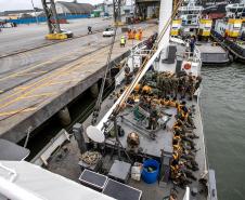 Porto de Paranaguá recebe navio da Marinha para exercício de oficiais do Exército