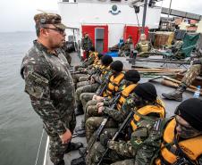 Porto de Paranaguá recebe navio da Marinha para exercício de oficiais do Exército