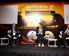 Nesta sexta-feira (25), no Hotel Bourbon, em Curitiba, o secretário nacional de Portos e Transportes Aquaviários (SNPTA), Fabrizio Pierdomenico, e o diretor-presidente da Portos do Paraná, Luiz Fernando Garcia, abriram a programação de painéis do 2º Seminário Portos Brasileiros. 