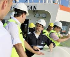 Governador conhece o primeiro navio sustentável do mundo, que está no Paraná