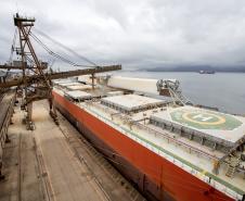 Navio de velas metálicas, Pyxis Ocean começa embarque de 63 mil toneladas em Paranaguá