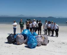 Portos do Paraná ajuda a retirar 220 quilos de resíduos de praia da Ilha do Mel