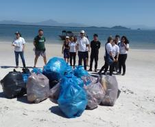 Portos do Paraná ajuda a retirar 220 quilos de resíduos de praia da Ilha do Mel