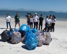 Portos do Paraná ajuda a retirar 220 quilos de resíduos de praia da Ilha do Mel