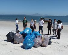 Portos do Paraná ajuda a retirar 220 quilos de resíduos de praia da Ilha do Mel