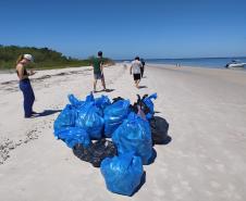 Portos do Paraná ajuda a retirar 220 quilos de resíduos de praia da Ilha do Mel