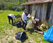 Portos do Paraná ajuda a retirar 220 quilos de resíduos de praia da Ilha do Mel