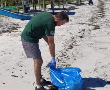 Portos do Paraná ajuda a retirar 220 quilos de resíduos de praia da Ilha do Mel