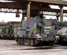 Porto de Paranaguá recebe mais 30 unidades de blindados para o Exército Brasileiro