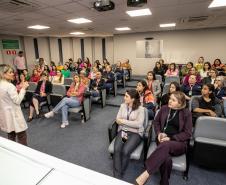 Especialistas em saúde realizam palestra sobre outubro rosa na Portos do Paraná