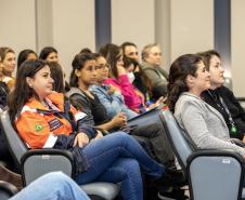 Especialistas em saúde realizam palestra sobre outubro rosa na Portos do Paraná