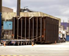 Porto de Paranaguá embarca peça de autoclave com 15 metros de comprimento