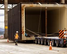 Porto de Paranaguá embarca peça de autoclave com 15 metros de comprimento