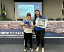 Alunos premiados do Porto Escola navegam pela Baía de Paranaguá