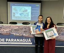 Alunos premiados do Porto Escola navegam pela Baía de Paranaguá