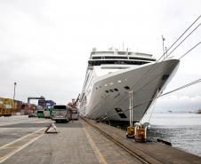 Com 2,4 mil pessoas a bordo, navio MSC Lirica desembarca em Paranaguá