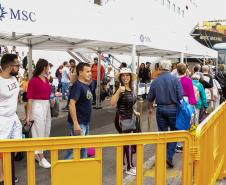 Com 2,4 mil pessoas a bordo, navio MSC Lirica desembarca em Paranaguá