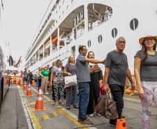 Com 2,4 mil pessoas a bordo, navio MSC Lirica desembarca em Paranaguá