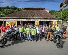 Mutirão da Portos do Paraná retira mais de meia tonelada de resíduos em Antonina