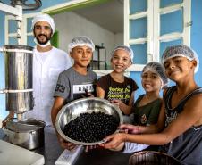 Portos do Paraná oferece oficina gratuita para coleta e despolpa de açaí juçara