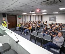 Porto de Paranaguá recebe mulheres da Cooperativa Agrária em visita técnica