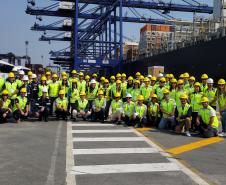 Participantes do 31º CooperaPortos visitam cais do Porto de Paranaguá