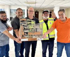 Colaboradores da Portos do Paraná comemoram pentacampeonato com troféu itinerante
